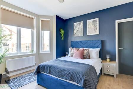 Bright studio with separate kitchen