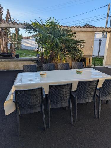 Μπαλκόνι ή βεράντα στο Charmant gîte 10 pers avec piscine, jacuzzi jardin