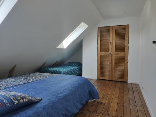 une chambre avec un lit bleu et une fenêtre dans l'établissement Duplex à 200m du Port d'arrivé, au Palais