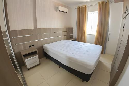 1 dormitorio con 1 cama grande en una habitación en Apartamento com vista mar em excelente localização, en Bombinhas