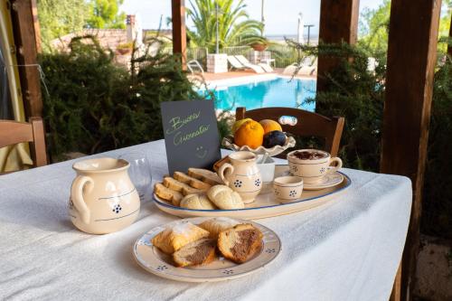 stół z dwoma talerzami chleba i filiżankami kawy w obiekcie Le Cese w mieście San Giovanni Rotondo