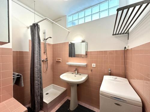 une salle de bain avec un lavabo et des toilettes dans l'établissement HYEBER Studio pour 2 personnes avec vue mer panoramique, sur le port d'Hyères, à Hyères