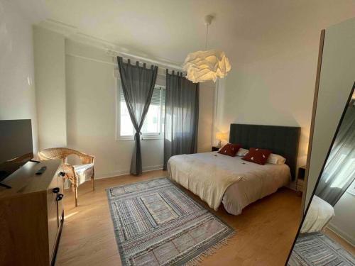 1 dormitorio con cama, escritorio y espejo en Luxe Home Centro de Vigo YBH35, en Vigo