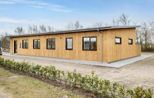 une maison en bois avec un toit en métal dans l'établissement 5 Bedroom Pet Friendly Home In Hadsund, à Hadsund