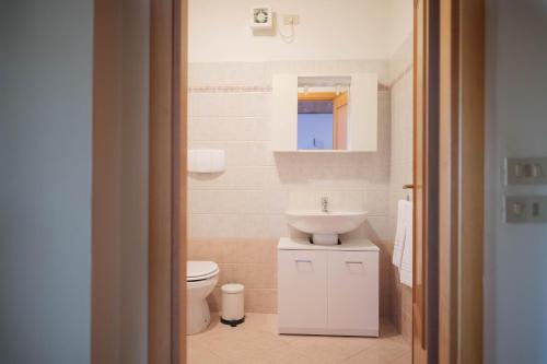 ein Badezimmer mit einem weißen WC und einem Waschbecken in der Unterkunft [Casa Ghandi] 20 min da Roma + Box Auto + Wi-Fi + Self Check-In in Monterotondo