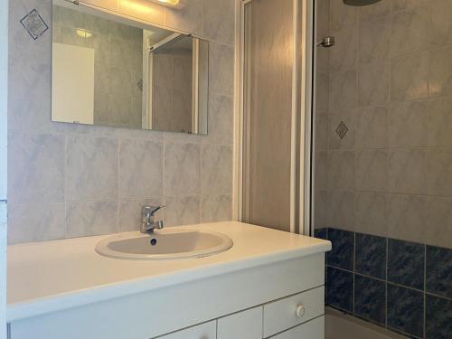 une salle de bain avec un lavabo et un miroir dans l'établissement 500 - T2 avec balcon vue mer et proche du port, à Erquy