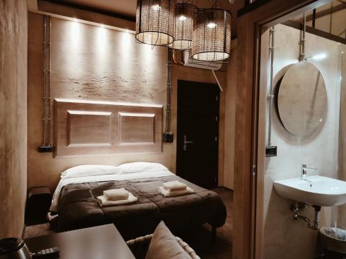 um quarto com uma cama, um lavatório e um espelho em Hostel 7 em Florença