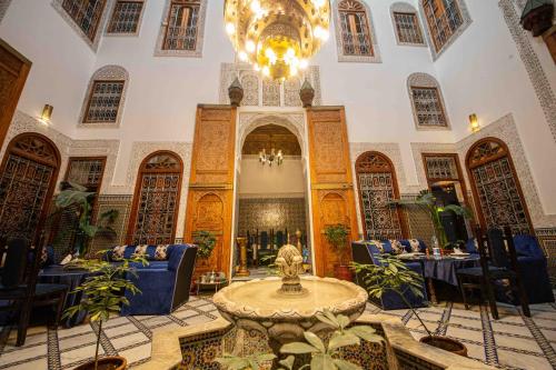 Un restaurante u otro lugar para comer en Riad Fes Iline
