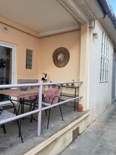 - une table et des chaises sur la terrasse couverte d'une maison dans l'établissement Lennon, à Vinkovci