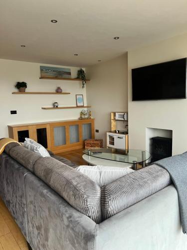 TV a/nebo společenská místnost v ubytování Penthouse Apartment - Town Centre, Sea Views, Secure Parking