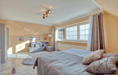um quarto com uma cama e um sofá em 2 Bedroom Pet Friendly Home In Kollmar em Kollmar