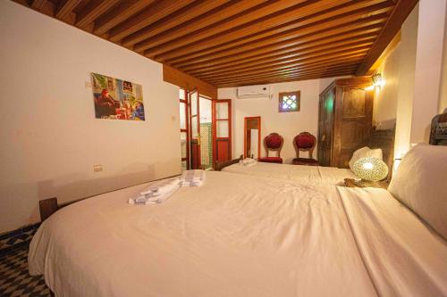 Una cama o camas en una habitación de Riad Fes Iline
