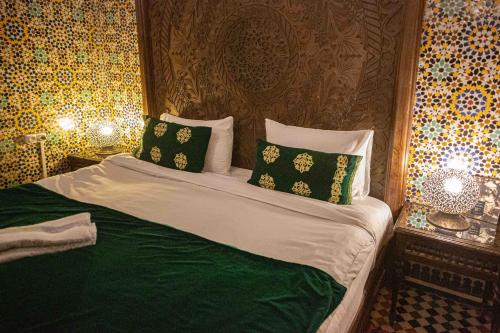 Una cama o camas en una habitación de Riad Fes Iline
