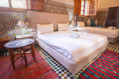 Una cama o camas en una habitación de Riad Fes Iline
