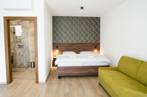 Postel nebo postele na pokoji v ubytování Apartmány Hájenka Oravice