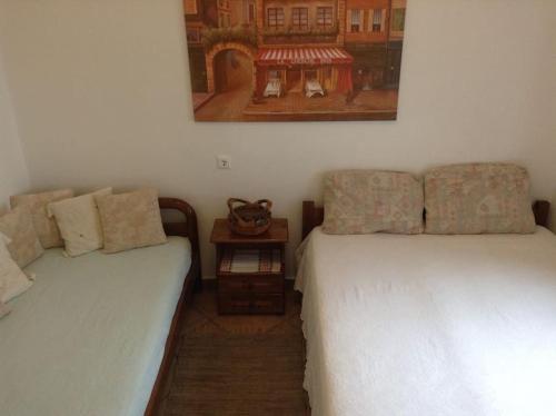 duas camas sentadas uma ao lado da outra num quarto em Traditional house with great view 90m from the sea em Salamís