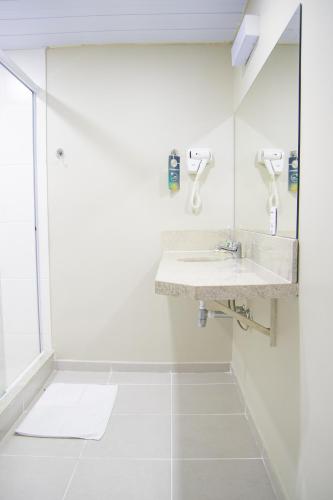 ibis Styles Tres Riosにあるバスルーム