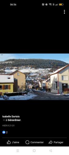 une capture d'écran d'un site web avec une photo d'une ville dans l'établissement La Maison De L'union, à Gérardmer