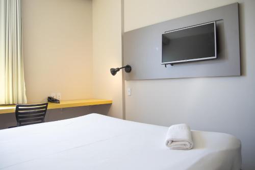 ibis Styles Tres Riosにあるテレビまたはエンターテインメントセンター