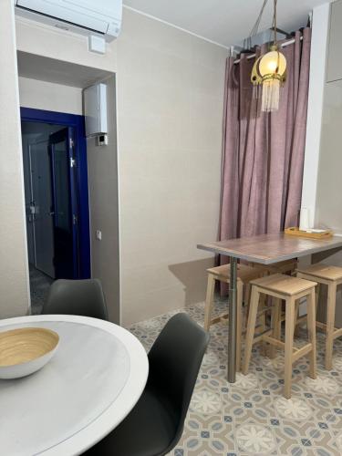 a dining room with a table and chairs at Castaños 4 in Alicante