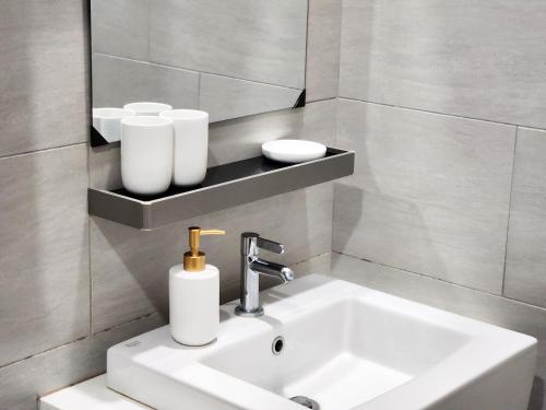 Un baño de Mono Suite I Kuching DeLofts I 9 Pax