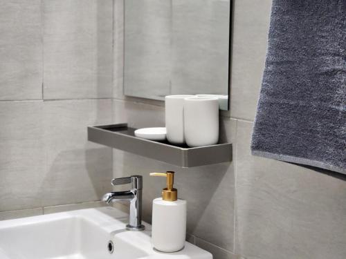 Un baño de Mono Suite I Kuching DeLofts I 9 Pax