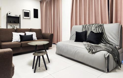 Un lugar para sentarse en Mono Suite I Kuching DeLofts I 9 Pax