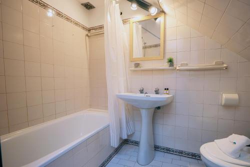 ラゴスにあるBelavista Torraltinha Flatの洗面台、浴槽、トイレを備えたバスルーム