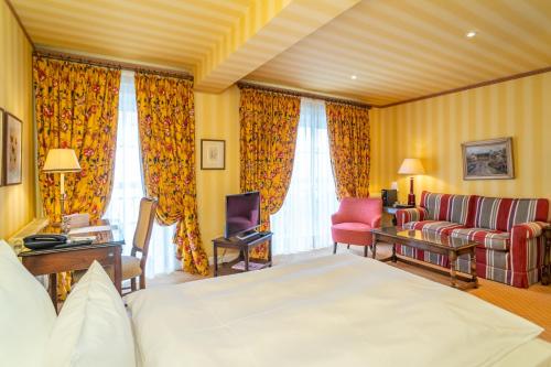 a hotel room with a bed and a couch at Hotel Stadt Hamburg in Westerland (Sylt)
