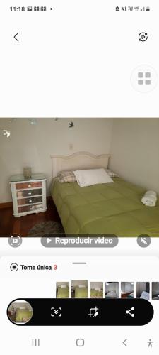 um quarto com uma cama com um cobertor verde em Luz em Lima