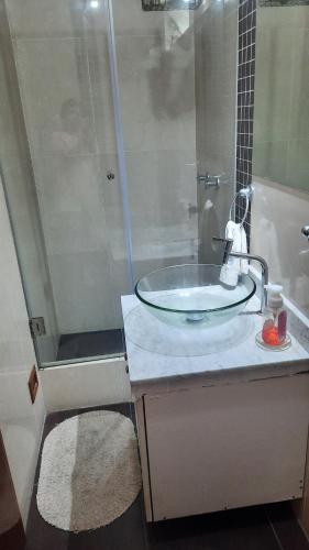 uma casa de banho com um lavatório e um chuveiro em Luz em Lima