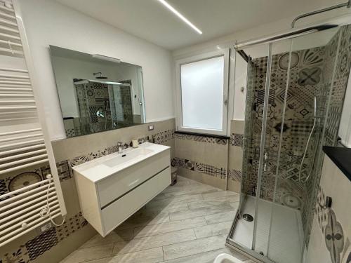 a bathroom with a sink and a shower at SOLUZIONE CASA Pietra Ligure SEA HOUSE in Pietra Ligure