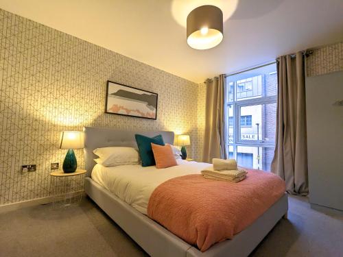 - une chambre avec un lit, deux lampes et une fenêtre dans l'établissement Blue River, Parking subject to availability, à York