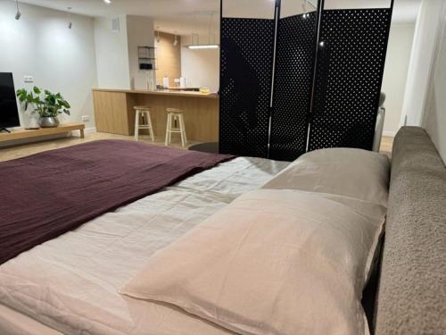 霍傑日的住宿－APARTAMENT OVOC 1.0，带厨房的客房内的一张大床
