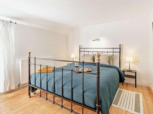 sypialnia z łóżkiem z zieloną kołdrą w obiekcie 2 Bed in Bridlington 13mls W 93141 w mieście Butterwick