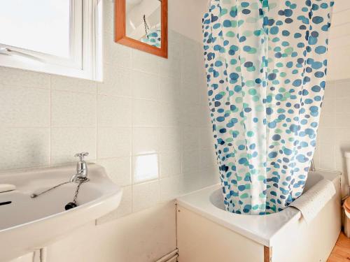 łazienka z toaletą i zasłoną prysznicową w obiekcie 2 Bed in Bridlington 13mls W 93141 w mieście Butterwick