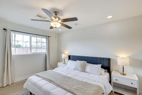 - une chambre avec un lit et un ventilateur de plafond dans l'établissement Scottsdale Rental with Game Room about 3 Mi to Old Town!, à Scottsdale