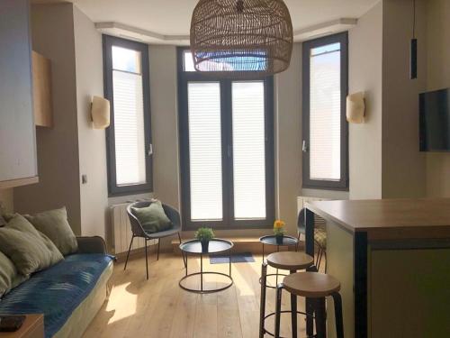 un salon avec un canapé et une table dans l'établissement Appart Centre Chamonix Grande Terrasse Mont Blanc, à Chamonix-Mont-Blanc