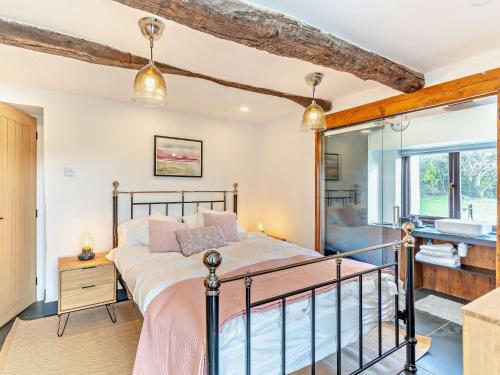um quarto com uma cama e um lavatório em 5 Bed in Broughton-In-Furness 93178 em Broughton in Furness