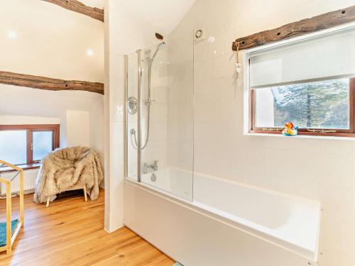 uma casa de banho com um chuveiro e uma banheira em 5 Bed in Broughton-In-Furness 93178 em Broughton in Furness