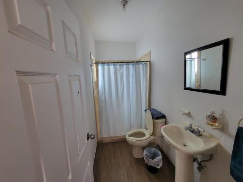 a white bathroom with a toilet and a sink at Departamento EMPRESARIAL cerca de zona industrial in Chihuahua