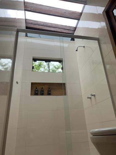 ein Badezimmer mit Dusche und Toilette in der Unterkunft Casa ecológica na Montanha in Praia Grande