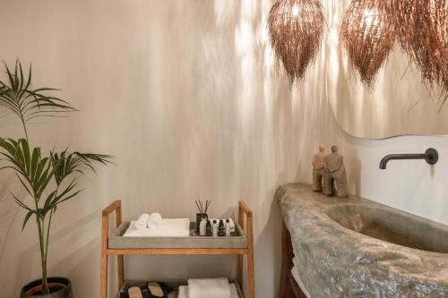 bagno con lavandino e vasca di Petra Tranquila Villa a Cefalonia