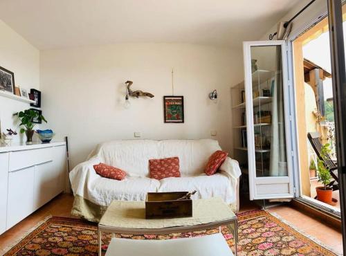 un salon avec un canapé blanc et une table dans l'établissement Chez Skadi amazing sea view, à Roquebrune-sur Argens