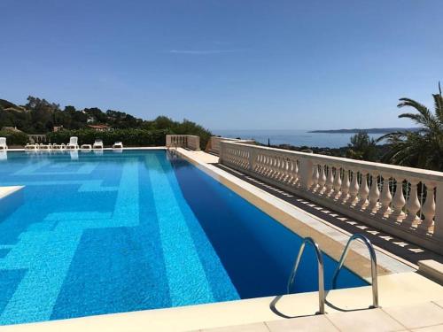une piscine avec vue sur l'océan dans l'établissement Chez Skadi amazing sea view, à Roquebrune-sur Argens