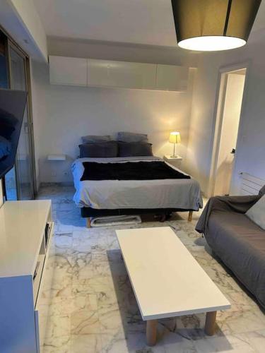 un salon avec un lit et un canapé dans l'établissement Mont Joly YourHostHelper, au Cannet