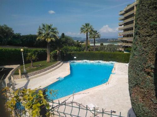 une grande piscine bleue dans un complexe dans l'établissement Mont Joly YourHostHelper, au Cannet
