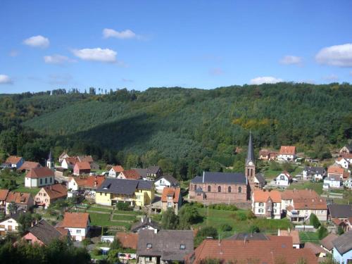 的住宿－Aux Sons des Cloches - Chalet avec Jacuzzi, Sauna et vue panoramique，一座小镇,有教堂和山