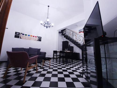 een woonkamer met een zwart-wit geruite vloer bij Casa vacanze a Nicolosi - Etna - Black and White in Nicolosi