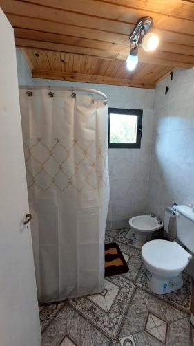 a bathroom with a toilet and a shower in it at Tito Fly in Cholila